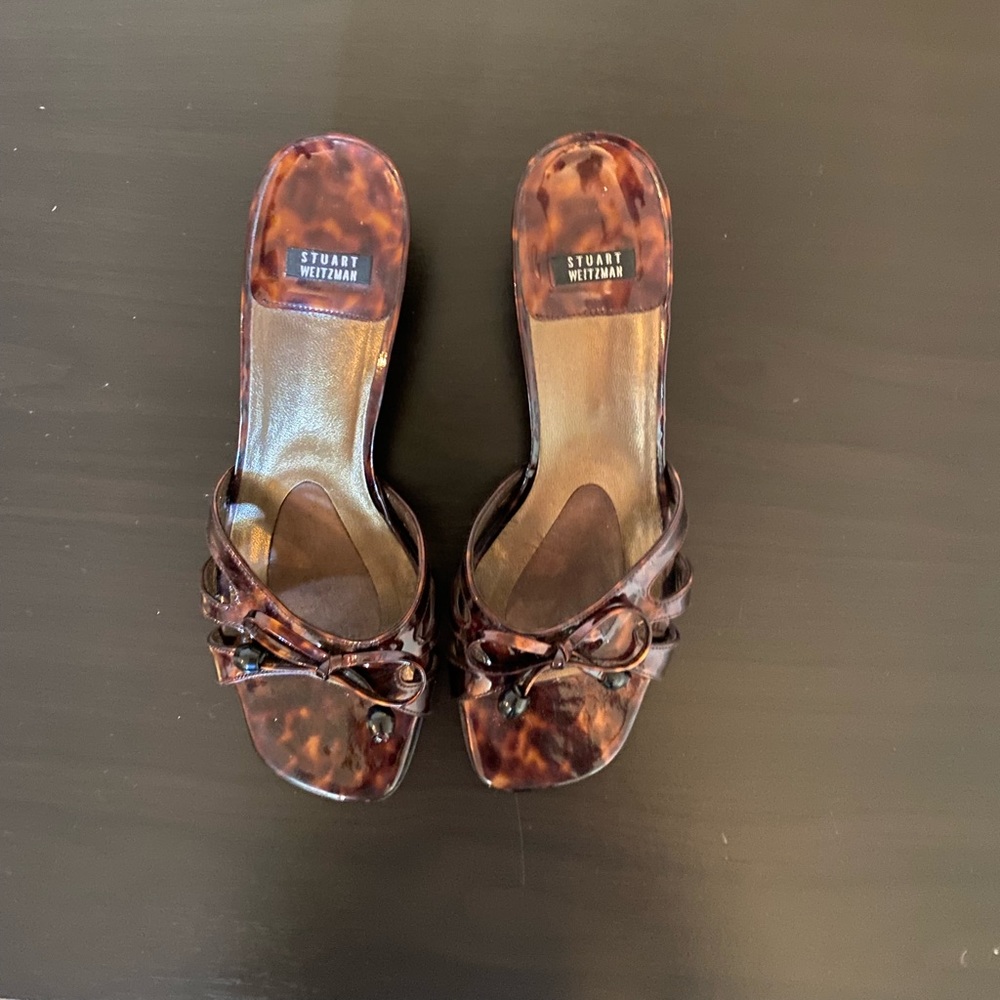 Stuart Weitman kitten heel